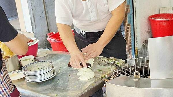 【三重美食】三重蛋餅大王｜排隊要等半小時以上的爆人氣蛋餅店