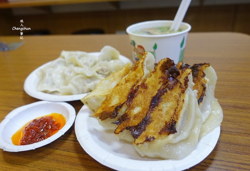 新北汐止老店【阿財鍋貼】高人氣排隊美食 !