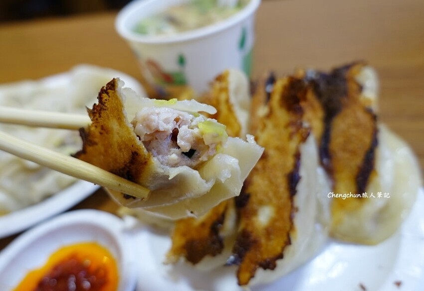 新北汐止老店【阿財鍋貼】高人氣排隊美食 !