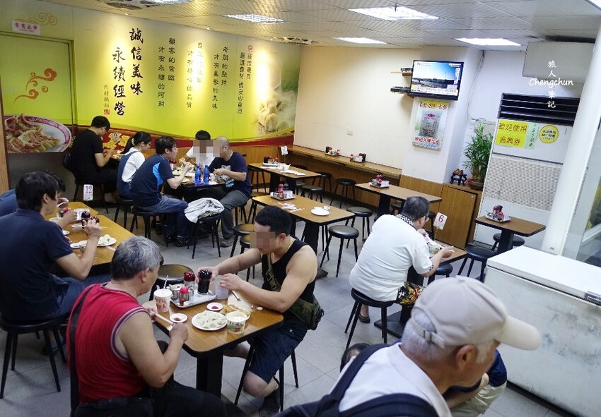 新北汐止老店【阿財鍋貼】高人氣排隊美食 !