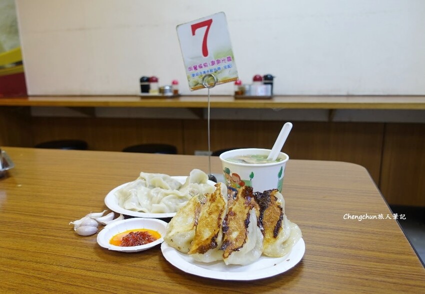 新北汐止老店【阿財鍋貼】高人氣排隊美食 !