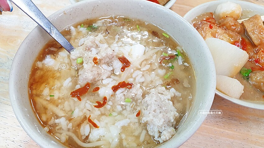 第五市場人氣小吃，林森路老店中場不休息，台北花枝肉羹、甜不辣，加辣更過癮！！！