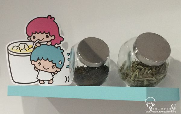 櫃檯後方Kiki & Lala爭著喝飲料 櫃檯後方Kiki & Lala爭著喝飲料