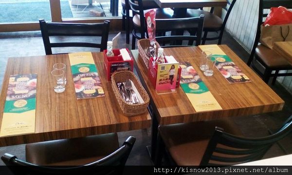 the chips5--桌椅.jpg