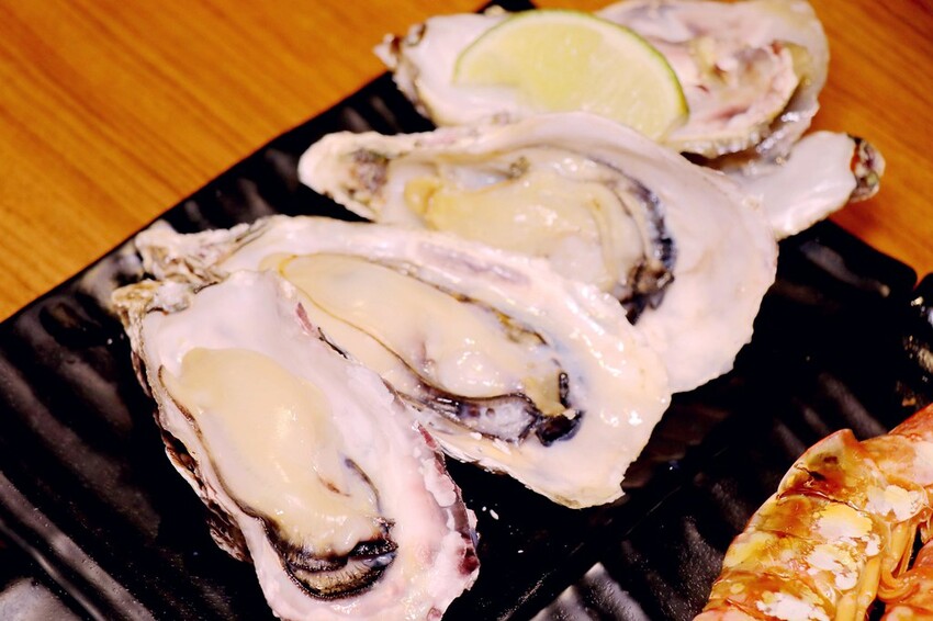 人氣平價串燒店最低只要$19,堅持現烤累積10年烤功,下班聚餐小酌好去處,三種特製密醬隨你挑♥柒串燒屋♥