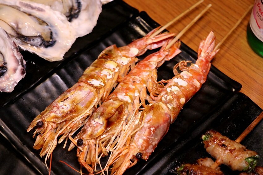 人氣平價串燒店最低只要$19,堅持現烤累積10年烤功,下班聚餐小酌好去處,三種特製密醬隨你挑♥柒串燒屋♥