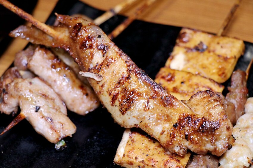 人氣平價串燒店最低只要$19,堅持現烤累積10年烤功,下班聚餐小酌好去處,三種特製密醬隨你挑♥柒串燒屋♥