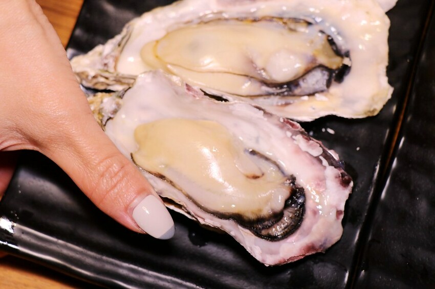 人氣平價串燒店最低只要$19,堅持現烤累積10年烤功,下班聚餐小酌好去處,三種特製密醬隨你挑♥柒串燒屋♥