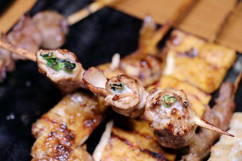 人氣平價串燒店最低只要$19,堅持現烤累積10年烤功,下班聚餐小酌好去處,三種特製密醬隨你挑♥柒串燒屋♥