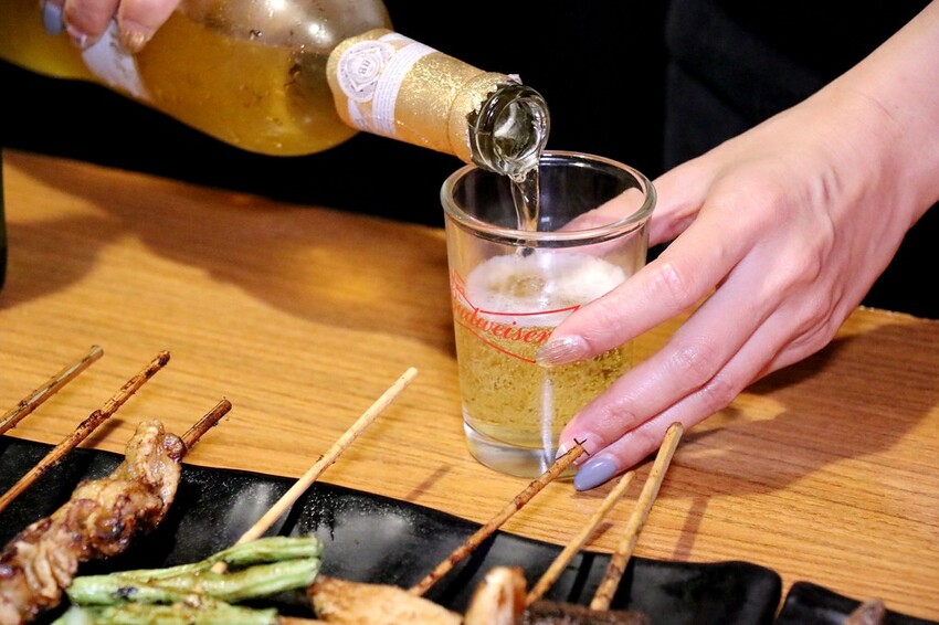 人氣平價串燒店最低只要$19,堅持現烤累積10年烤功,下班聚餐小酌好去處,三種特製密醬隨你挑♥柒串燒屋♥