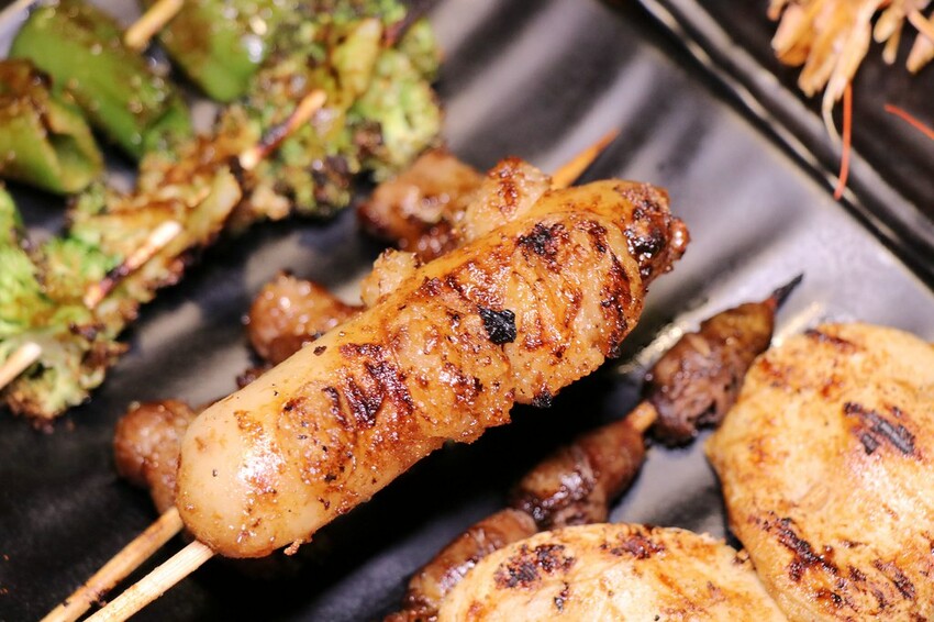 人氣平價串燒店最低只要$19,堅持現烤累積10年烤功,下班聚餐小酌好去處,三種特製密醬隨你挑♥柒串燒屋♥