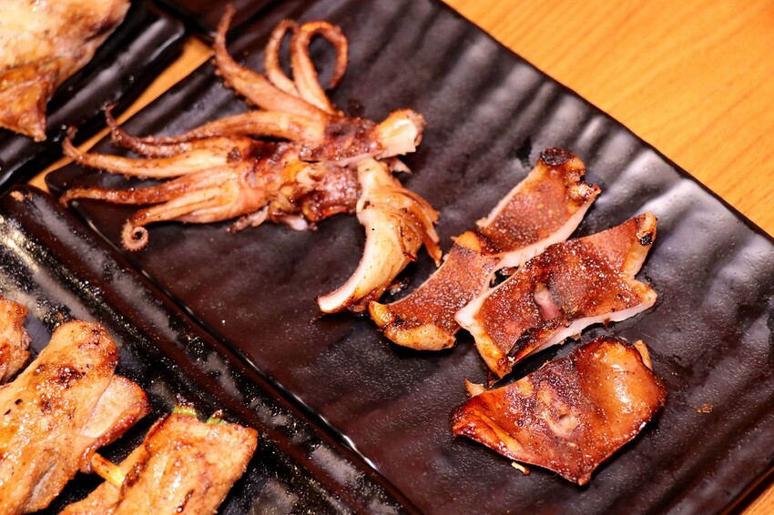 人氣平價串燒店最低只要$19,堅持現烤累積10年烤功,下班聚餐小酌好去處,三種特製密醬隨你挑♥柒串燒屋♥