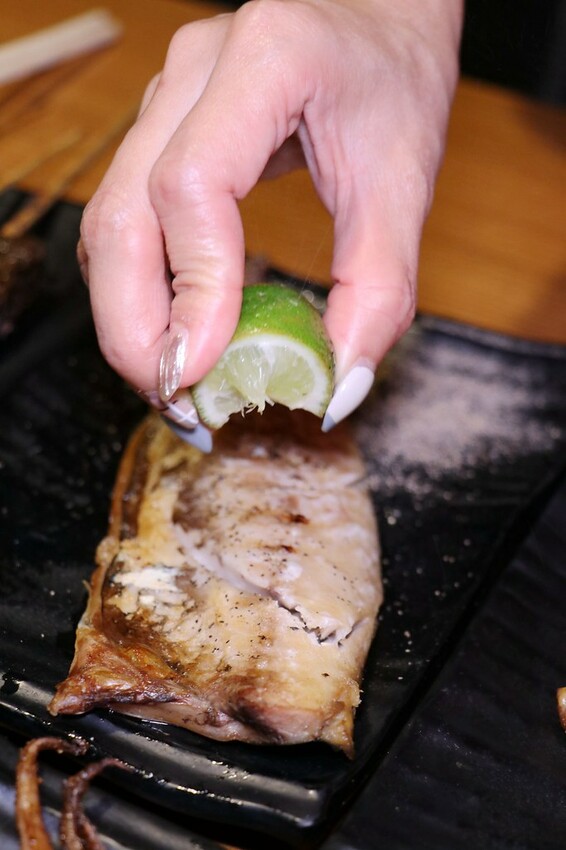 人氣平價串燒店最低只要$19,堅持現烤累積10年烤功,下班聚餐小酌好去處,三種特製密醬隨你挑♥柒串燒屋♥