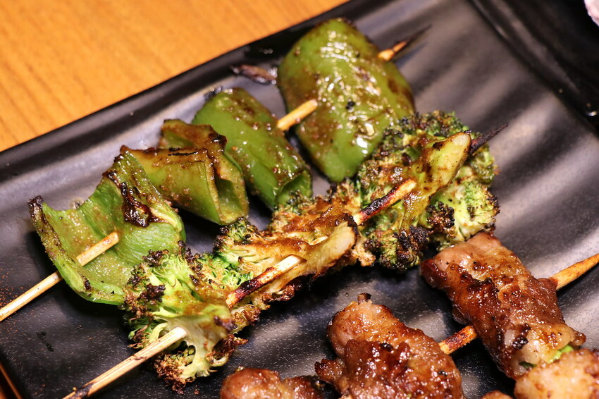 人氣平價串燒店最低只要$19,堅持現烤累積10年烤功,下班聚餐小酌好去處,三種特製密醬隨你挑♥柒串燒屋♥