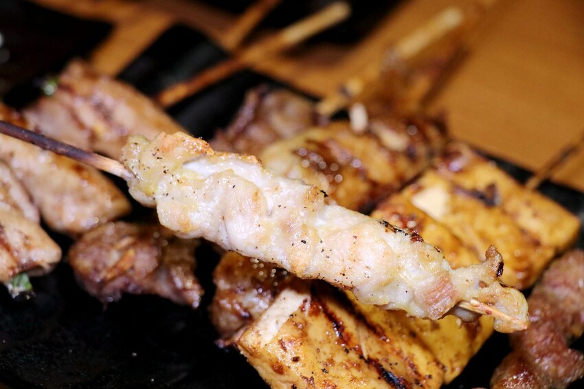 人氣平價串燒店最低只要$19,堅持現烤累積10年烤功,下班聚餐小酌好去處,三種特製密醬隨你挑♥柒串燒屋♥