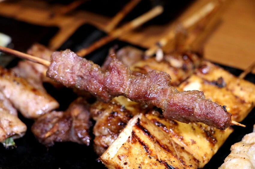 人氣平價串燒店最低只要$19,堅持現烤累積10年烤功,下班聚餐小酌好去處,三種特製密醬隨你挑♥柒串燒屋♥