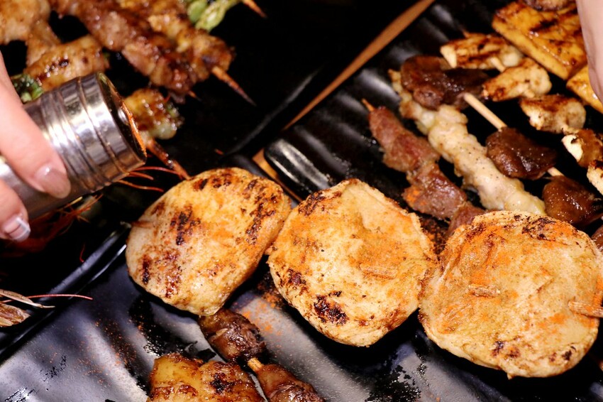 人氣平價串燒店最低只要$19,堅持現烤累積10年烤功,下班聚餐小酌好去處,三種特製密醬隨你挑♥柒串燒屋♥