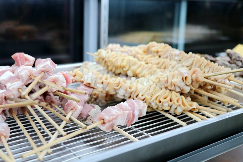 人氣平價串燒店最低只要$19,堅持現烤累積10年烤功,下班聚餐小酌好去處,三種特製密醬隨你挑♥柒串燒屋♥