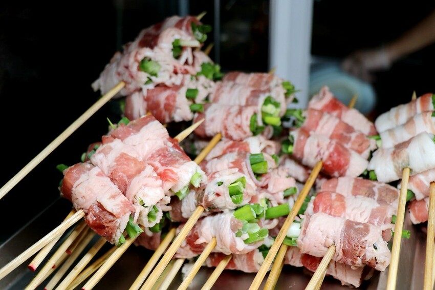 人氣平價串燒店最低只要$19,堅持現烤累積10年烤功,下班聚餐小酌好去處,三種特製密醬隨你挑♥柒串燒屋♥