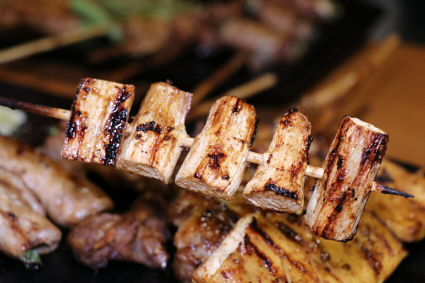 人氣平價串燒店最低只要$19,堅持現烤累積10年烤功,下班聚餐小酌好去處,三種特製密醬隨你挑♥柒串燒屋♥