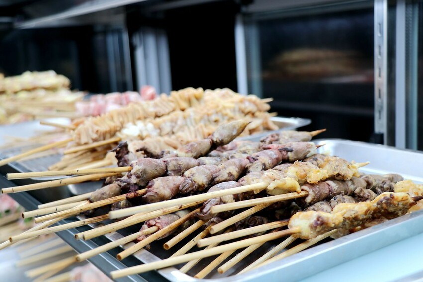 人氣平價串燒店最低只要$19,堅持現烤累積10年烤功,下班聚餐小酌好去處,三種特製密醬隨你挑♥柒串燒屋♥