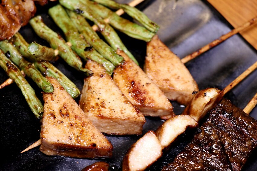 人氣平價串燒店最低只要$19,堅持現烤累積10年烤功,下班聚餐小酌好去處,三種特製密醬隨你挑♥柒串燒屋♥