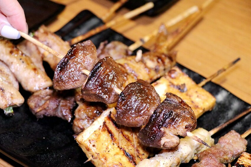 人氣平價串燒店最低只要$19,堅持現烤累積10年烤功,下班聚餐小酌好去處,三種特製密醬隨你挑♥柒串燒屋♥