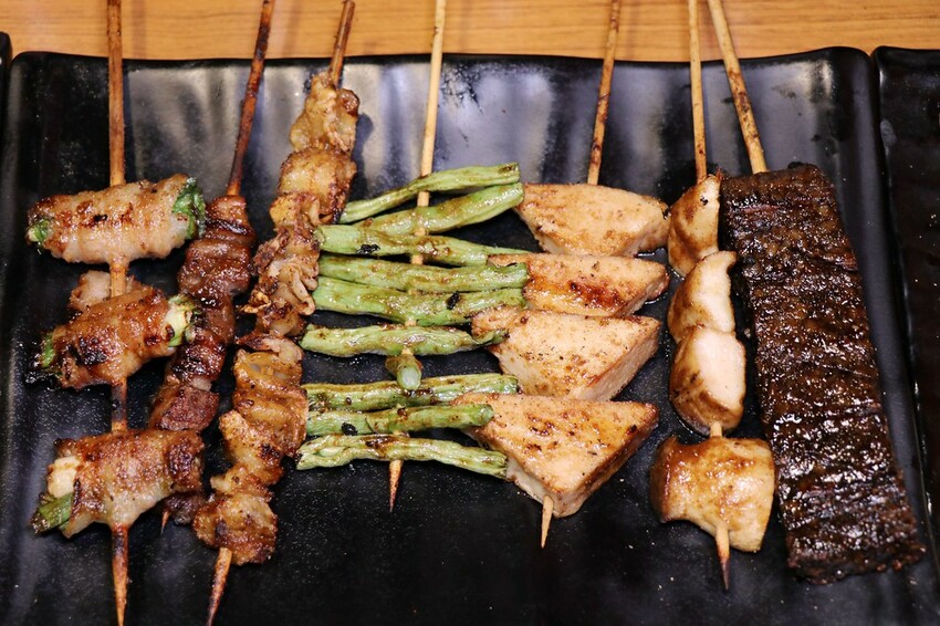 人氣平價串燒店最低只要$19,堅持現烤累積10年烤功,下班聚餐小酌好去處,三種特製密醬隨你挑♥柒串燒屋♥