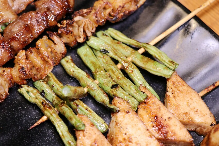 人氣平價串燒店最低只要$19,堅持現烤累積10年烤功,下班聚餐小酌好去處,三種特製密醬隨你挑♥柒串燒屋♥