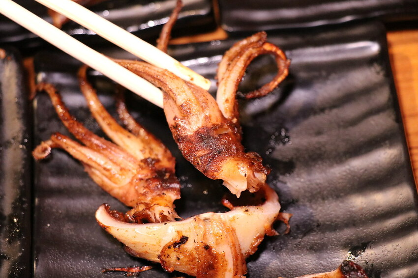 人氣平價串燒店最低只要$19,堅持現烤累積10年烤功,下班聚餐小酌好去處,三種特製密醬隨你挑♥柒串燒屋♥