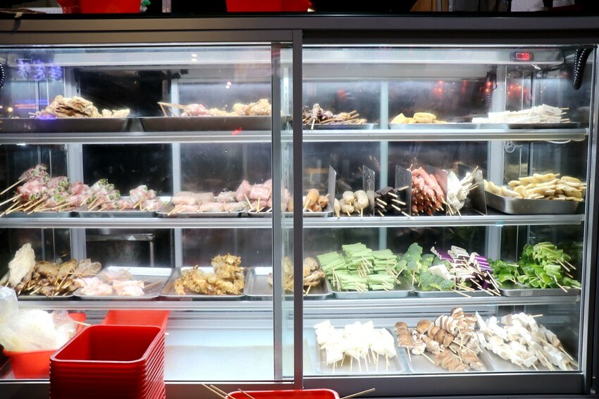 人氣平價串燒店最低只要$19,堅持現烤累積10年烤功,下班聚餐小酌好去處,三種特製密醬隨你挑♥柒串燒屋♥