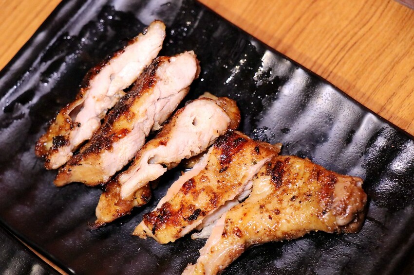 人氣平價串燒店最低只要$19,堅持現烤累積10年烤功,下班聚餐小酌好去處,三種特製密醬隨你挑♥柒串燒屋♥