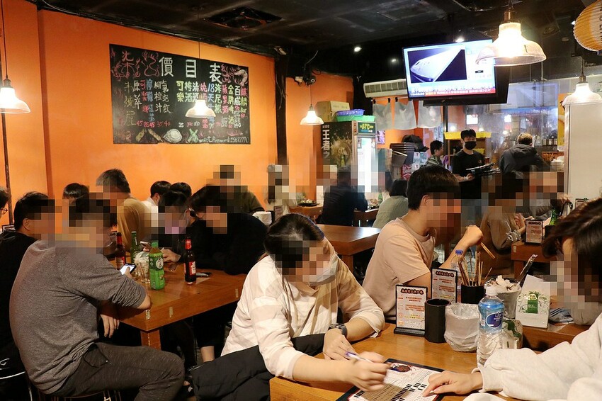 人氣平價串燒店最低只要$19,堅持現烤累積10年烤功,下班聚餐小酌好去處,三種特製密醬隨你挑♥柒串燒屋♥