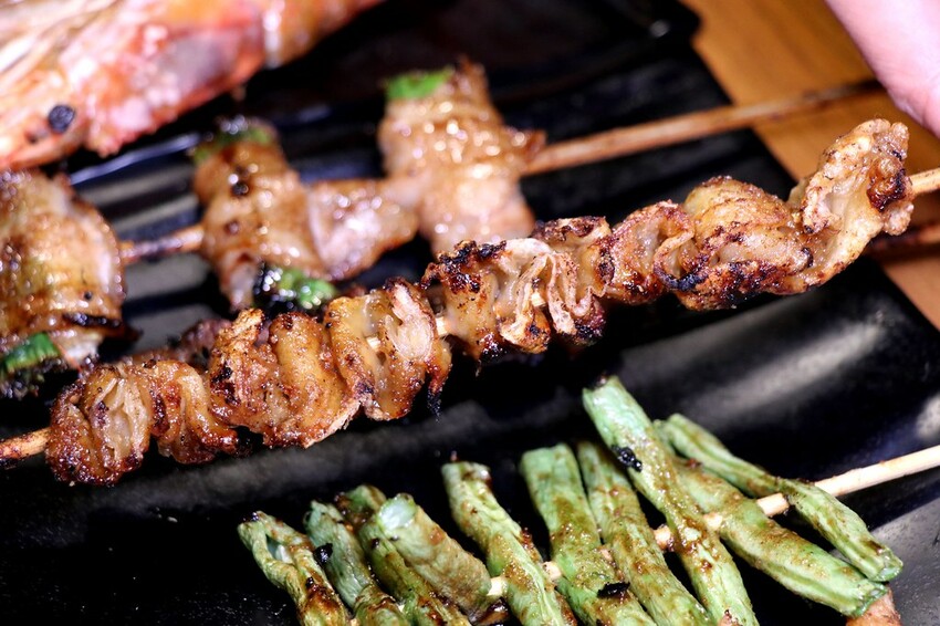 人氣平價串燒店最低只要$19,堅持現烤累積10年烤功,下班聚餐小酌好去處,三種特製密醬隨你挑♥柒串燒屋♥