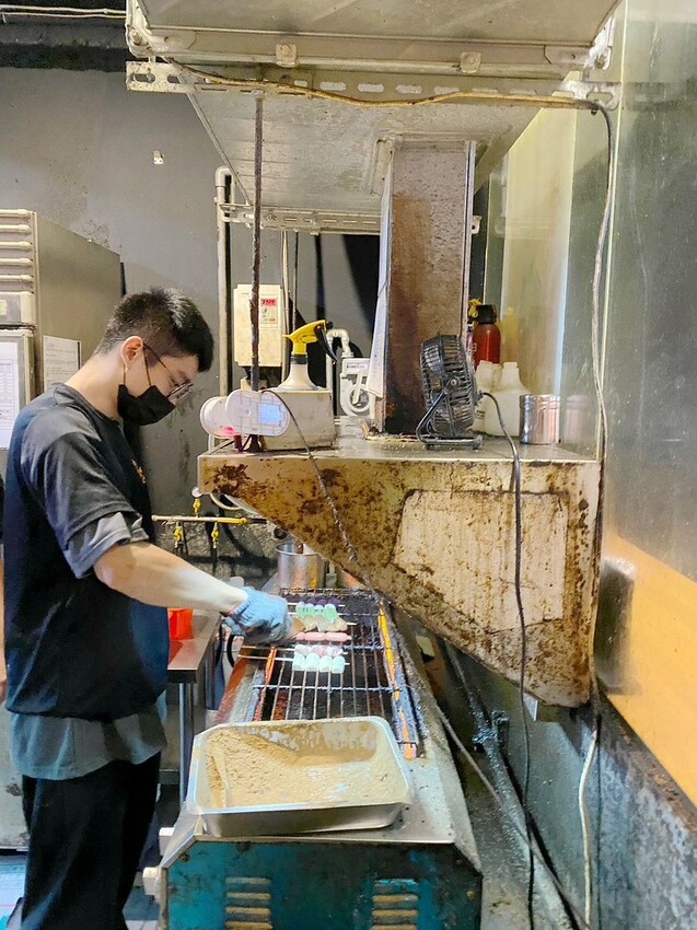 人氣平價串燒店最低只要$19,堅持現烤累積10年烤功,下班聚餐小酌好去處,三種特製密醬隨你挑♥柒串燒屋♥