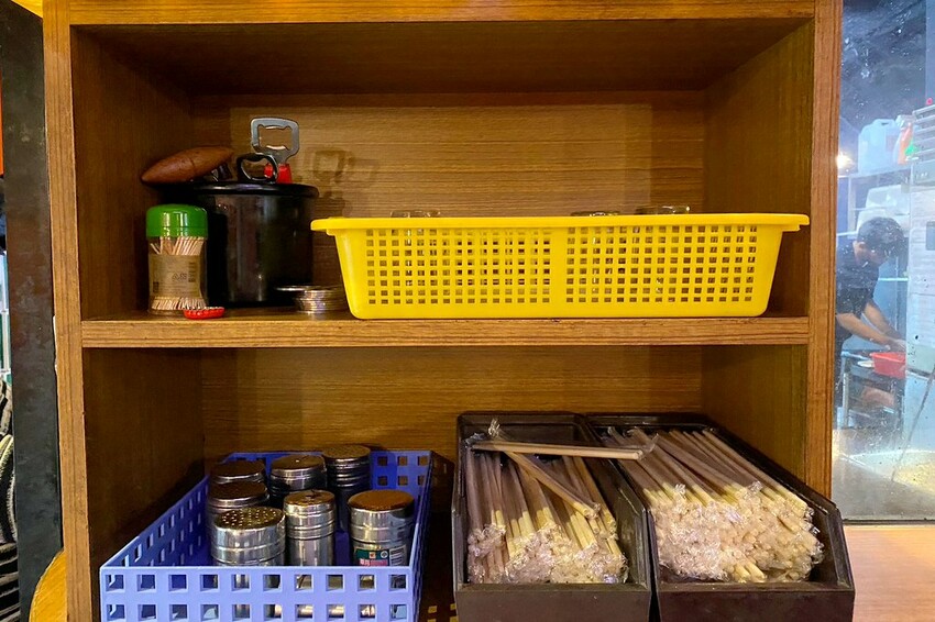 人氣平價串燒店最低只要$19,堅持現烤累積10年烤功,下班聚餐小酌好去處,三種特製密醬隨你挑♥柒串燒屋♥