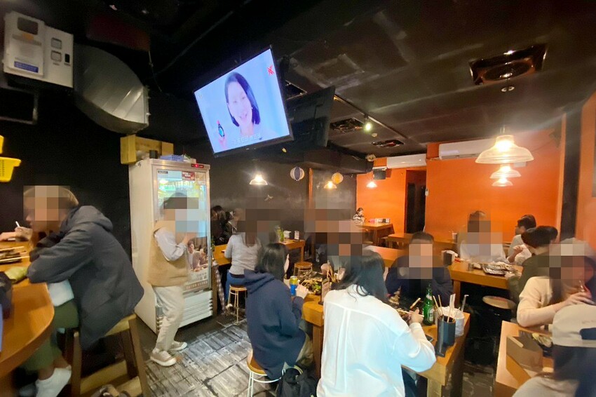 人氣平價串燒店最低只要$19,堅持現烤累積10年烤功,下班聚餐小酌好去處,三種特製密醬隨你挑♥柒串燒屋♥