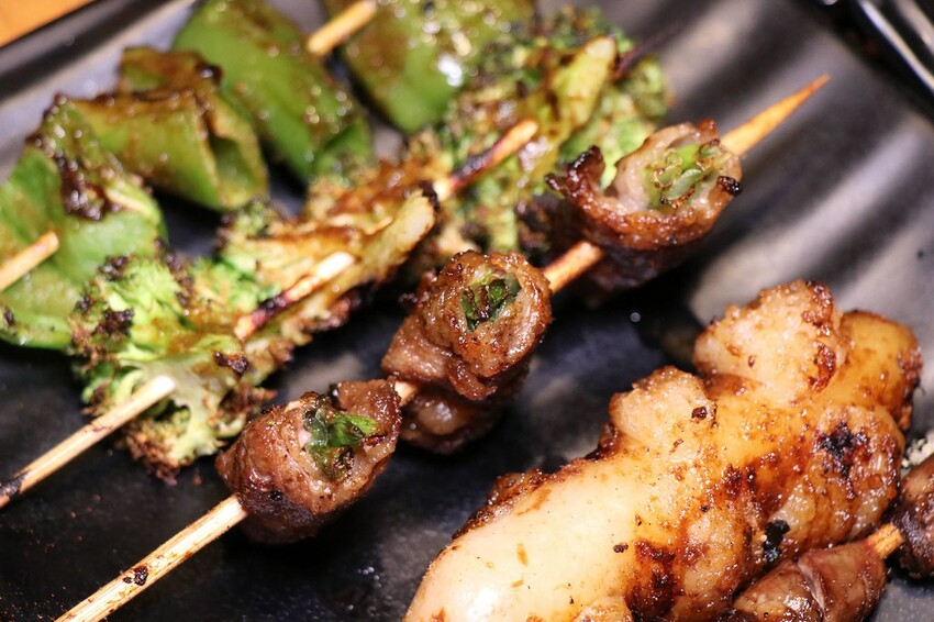 人氣平價串燒店最低只要$19,堅持現烤累積10年烤功,下班聚餐小酌好去處,三種特製密醬隨你挑♥柒串燒屋♥