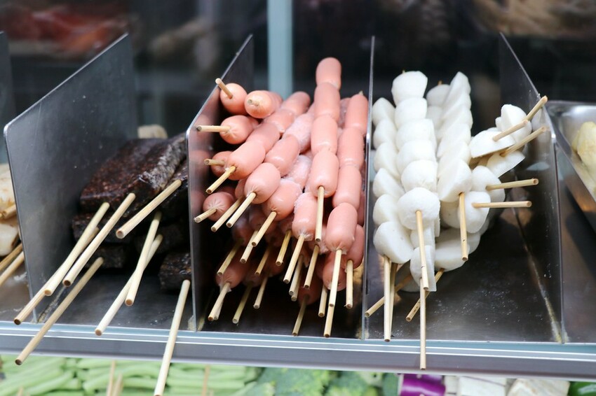 人氣平價串燒店最低只要$19,堅持現烤累積10年烤功,下班聚餐小酌好去處,三種特製密醬隨你挑♥柒串燒屋♥