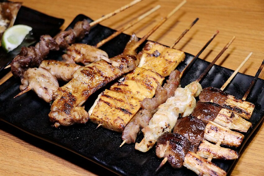 人氣平價串燒店最低只要$19,堅持現烤累積10年烤功,下班聚餐小酌好去處,三種特製密醬隨你挑♥柒串燒屋♥