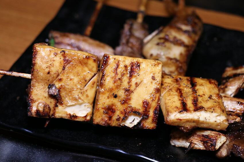 人氣平價串燒店最低只要$19,堅持現烤累積10年烤功,下班聚餐小酌好去處,三種特製密醬隨你挑♥柒串燒屋♥