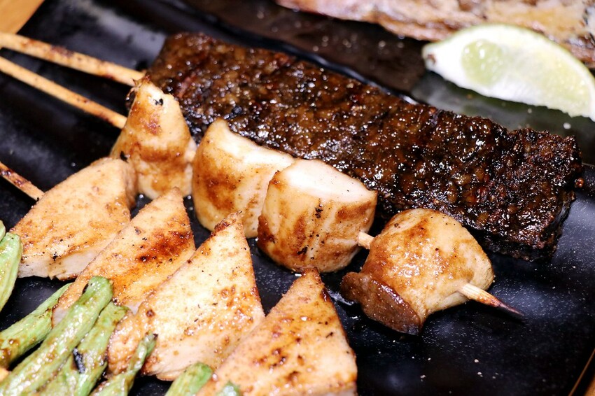 人氣平價串燒店最低只要$19,堅持現烤累積10年烤功,下班聚餐小酌好去處,三種特製密醬隨你挑♥柒串燒屋♥