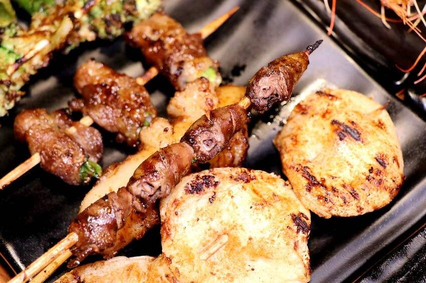 人氣平價串燒店最低只要$19,堅持現烤累積10年烤功,下班聚餐小酌好去處,三種特製密醬隨你挑♥柒串燒屋♥