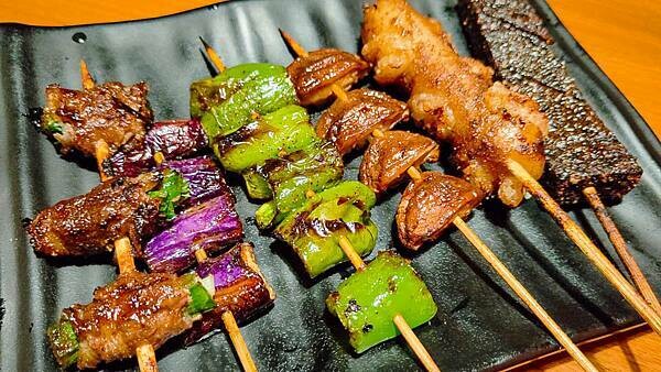 【台北美食】柒串燒屋｜一串只要１９元起！超便宜台式居酒屋，ＣＰ值很高哦！