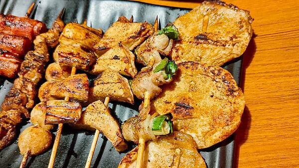 【台北美食】柒串燒屋｜一串只要１９元起！超便宜台式居酒屋，ＣＰ值很高哦！