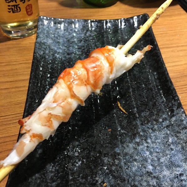 柒串燒屋：【萬惡宵夜美食文/串燒美食/民視新聞/食尚玩家/網路名人/飛醺卑鄙林進/強力推薦】位於長安東路燒肉街的「柒串燒」(長安東路店)~各式串燒、烤干貝、超大生蠔、扇貝、甜不辣、茄子、四季豆等~嘴上吃著小鮮肉、眼睛也看著小鮮肉XD