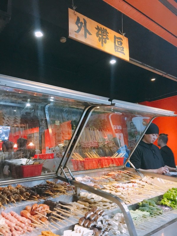 柒串燒屋：【萬惡宵夜美食文/串燒美食/民視新聞/食尚玩家/網路名人/飛醺卑鄙林進/強力推薦】位於長安東路燒肉街的「柒串燒」(長安東路店)~各式串燒、烤干貝、超大生蠔、扇貝、甜不辣、茄子、四季豆等~嘴上吃著小鮮肉、眼睛也看著小鮮肉XD