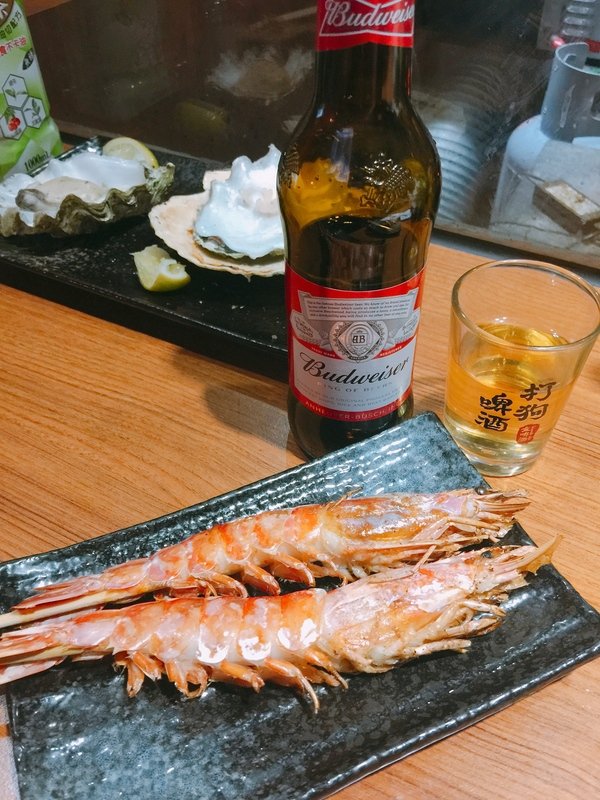 柒串燒屋：【萬惡宵夜美食文/串燒美食/民視新聞/食尚玩家/網路名人/飛醺卑鄙林進/強力推薦】位於長安東路燒肉街的「柒串燒」(長安東路店)~各式串燒、烤干貝、超大生蠔、扇貝、甜不辣、茄子、四季豆等~嘴上吃著小鮮肉、眼睛也看著小鮮肉XD