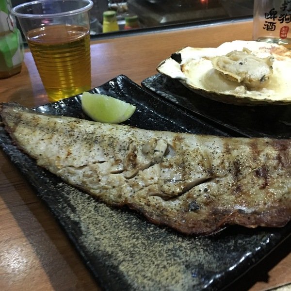 柒串燒屋：【萬惡宵夜美食文/串燒美食/民視新聞/食尚玩家/網路名人/飛醺卑鄙林進/強力推薦】位於長安東路燒肉街的「柒串燒」(長安東路店)~各式串燒、烤干貝、超大生蠔、扇貝、甜不辣、茄子、四季豆等~嘴上吃著小鮮肉、眼睛也看著小鮮肉XD