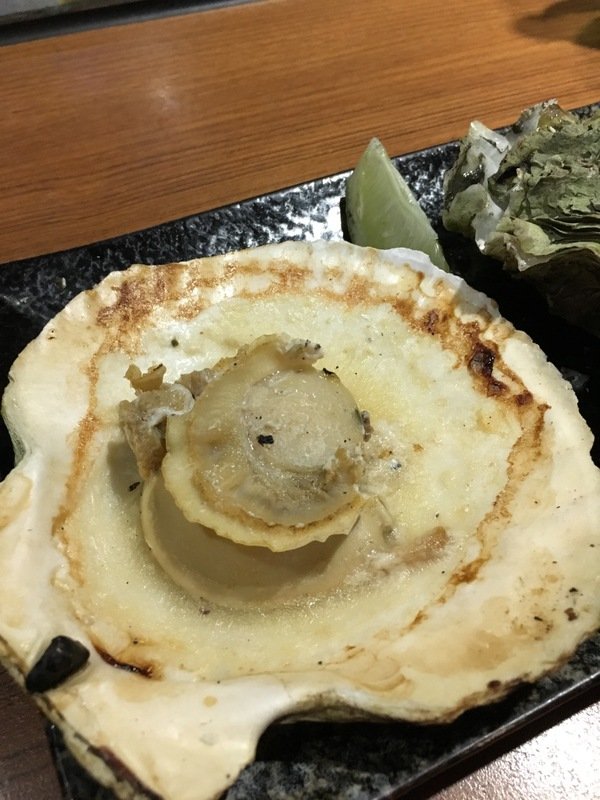 柒串燒屋：【萬惡宵夜美食文/串燒美食/民視新聞/食尚玩家/網路名人/飛醺卑鄙林進/強力推薦】位於長安東路燒肉街的「柒串燒」(長安東路店)~各式串燒、烤干貝、超大生蠔、扇貝、甜不辣、茄子、四季豆等~嘴上吃著小鮮肉、眼睛也看著小鮮肉XD